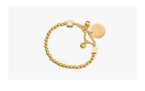 Détail d'un bracelet à perles plaqué or 18 carats avec double breloques et gravure love