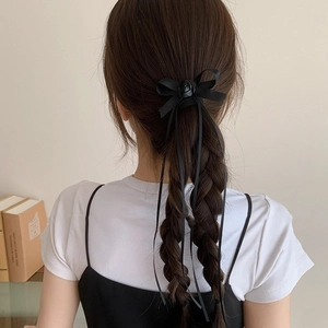 Barrette élégante en ruban de soie noir avec rose et longs glands sur tresse