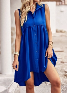 Robe ligne A bleue sans manches avec ourlet irrégulier montrée dans un cadre élégant