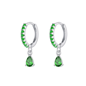 Détail de boucles d'oreilles en argent avec gouttes vert émeraude et zircons cubiques