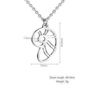 Vue macro du pendentif coquillage avec dimensions 13mm par 19,5mm sur collier