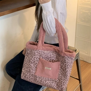 Detail of leopard print tote bag with pink faux fur trim and cozy texture pocket