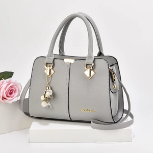 Sac à main élégant gris pour femme avec détails dorés et pendentif perle fleurie