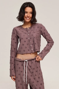 Détail de la texture gaufrée en cœur sur l'ensemble de détente mauve pour femme