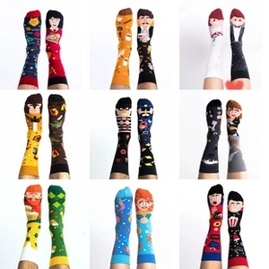 Detailansicht verschiedener Socken mit kreativen Motiven wie Weltraum und Detektiven
