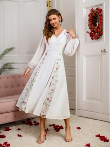 Elegantes weißes V-Ausschnitt Midikleid mit Blumenstickerei und transparenten Ärmeln