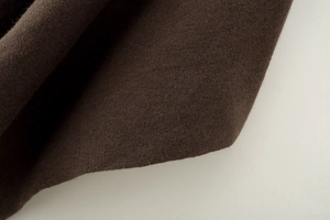 Nahaufnahme von dunkelbraunem Strickstoff mit schwerer Wollmischtextur und weichen Fasern
