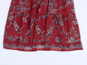 Détail de l'ourlet de robe en mousseline bohème avec imprimé fleuri et bordure plissée
