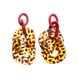 Orecchini leopardati in acrilico con maglia rossa e design geometrico ovale retrò