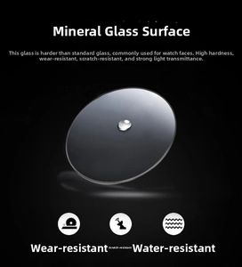 Dettaglio macro del vetro minerale ad alta durezza per orologi con gocce d'acqua per test impermeabile