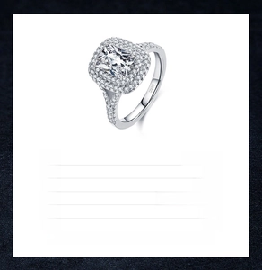 Dettaglio dell'anello in argento 925 con zircone taglio smeraldo da 2ct e halo