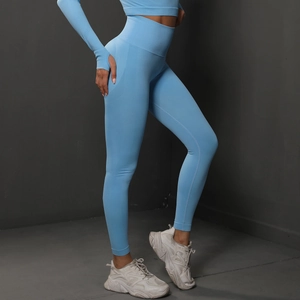 Détail de l'ensemble de yoga sans couture bleu clair avec legging taille haute et haut court court
