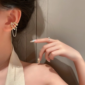 Manchette d'oreille multicouche dorée élégante avec longues chaînes et perles
