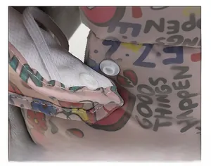 Detail der abnehmbaren Gesichtsmaske mit Druckknöpfen und Graffiti-Print auf der Mütze