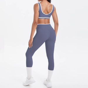 Detail der High-Waist Yoga-Leggings und U-Neck BH-Set mit weißer Kontrastpaspelierung