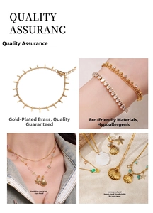 Détails d'un collier doré multi-rangs avec pendentif étoile de mer et bracelet cristal