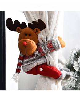 Détail de l'embrasse de rideau renne en peluche avec pull à rayures rouges pour Noël