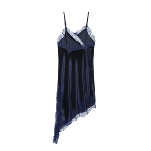 Robe nuisette en satin bleu marine avec dentelle délicate sur un fond blanc pur