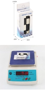 Detail showing infinity cube weight of 71.8g and packaging dimensions on white background