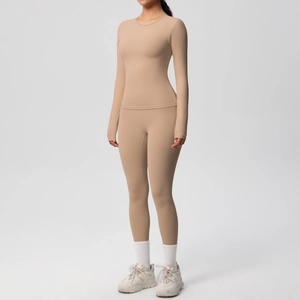 Dettaglio del set yoga delicato sulla pelle con leggings a vita alta e top a maniche lunghe