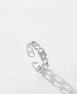 Detail eines S925 Sterling Silber Rings mit hohlen Herzen und Pavé-gefassten Zirkonien