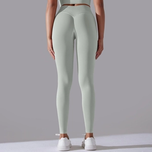 Detail der nahtlosen High-Waist-Yogahose in Hellgrün mit Push-up-Strickeffekt