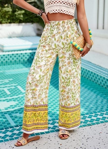 Détail d'un pantalon large bohème à fleurs avec taille haute élastique au bord de l'eau