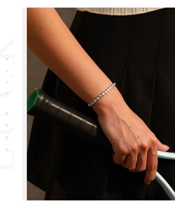 VVS1 Moissanite tennisarmband in S925 zilver gedragen door model met een tennisracket
