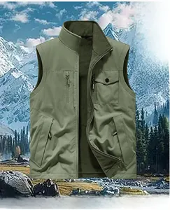 Detailansicht der olivgrünen Fleece-Weste mit praktischen Cargo-Taschen für Herren
