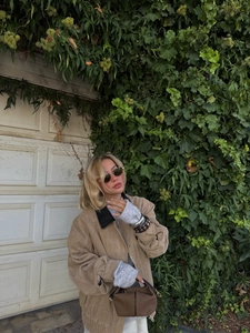Détail de la veste en velours côtelé beige et tenue décontractée d'automne stylée