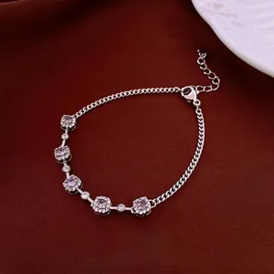 Elegante bracciale in argento con fiori di zircone viola su sfondo di tessuto rosso