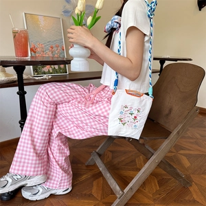 Broderie florale détaillée sur un mini sac à main en tissu oxford blanc élégant