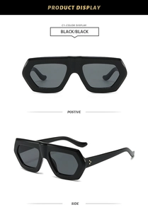 Details der klobigen schwarzen sechseckigen Sonnenbrille mit goldenen Nietendetails