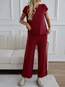 Nahaufnahme des tiefroten Stricksets mit Kurzarm-Oberteil und weitem Bein für Damen