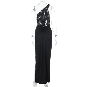 Détail de la robe noire montrant l'épaule dénudée et la découpe à la taille avec lacets