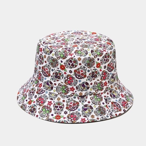 Détail du chapeau bob blanc avec motifs colorés de têtes de mort mexicaines et fleurs