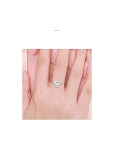 Vue détaillée d'une élégante bague cœur en argent sterling S925 sur la main du modèle