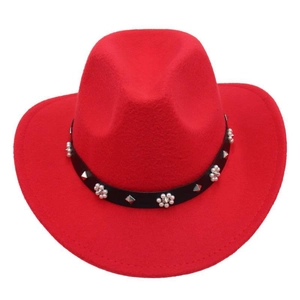 Détail du chapeau de cowboy rouge avec rivets argentés et perles sur ceinture en cuir