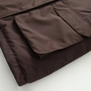 Détail de la parka en laine d'agneau marron foncé avec poche à rabat et couture