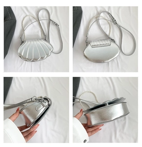 Detailansichten der silbernen Muscheltasche mit Perlengriff und Metallic-Finish