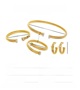 Detailed size specifications for gold stainless steel jewelry set including necklace and cuff
