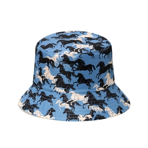 Chapeau bob bleu réversible classique orné d'imprimés de chevaux blancs et noirs