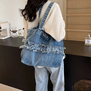Grand sac cabas en jean bleu avec bords effilochés et broderie pour le style décontracté