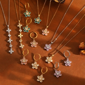 Colliers pendentifs fleurs or et argent avec boucles d'oreilles créoles assorties et cristaux