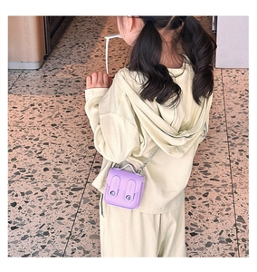Détail du mini sac bandoulière violet en cuir PU pour enfants avec sangle métal