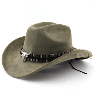 Chapeau de cowboy en daim avec ruban ethnique et décoration de crâne de taureau argenté