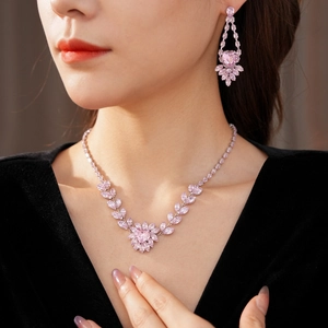 Gros plan sur l'ensemble bijoux cœur en zircon rose avec feuilles sur mannequin