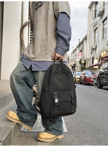 Mochila de negocios negra de Oxford impermeable mostrada por un modelo en la calle urbana
