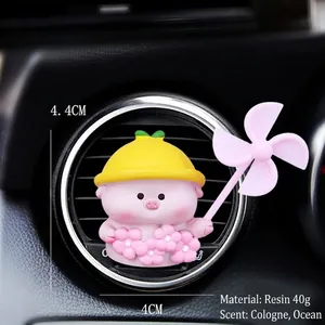 Clip de ventilación para coche de cerdito rosa con molinillo y sombrero amarillo