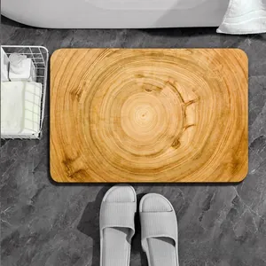 Dettaglio del tappetino bagno in diatomite con trama legno su pavimento in marmo